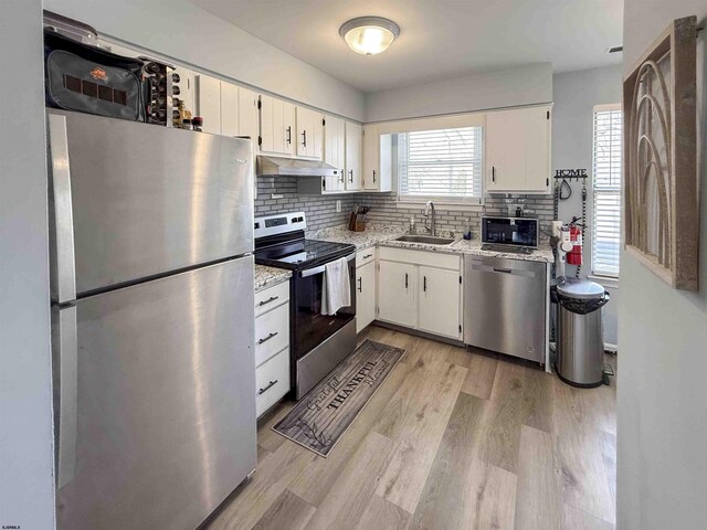 722 Fishers Creek Rd, Galloway Township, NJ 08205 - kitchen with tasteful backsplash, light wood-style flooring, a sink, and appliances with stainless steel finishes