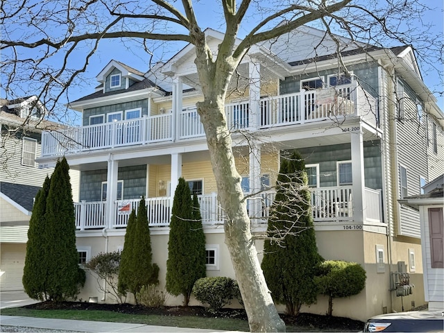 townhome / multi-family property featuring a garage
