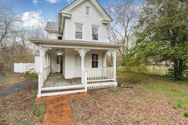 view of front of property featuring fence and covered porch