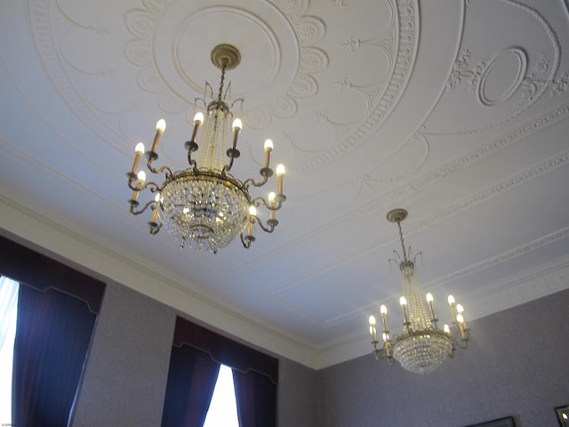 room details with crown molding and an inviting chandelier