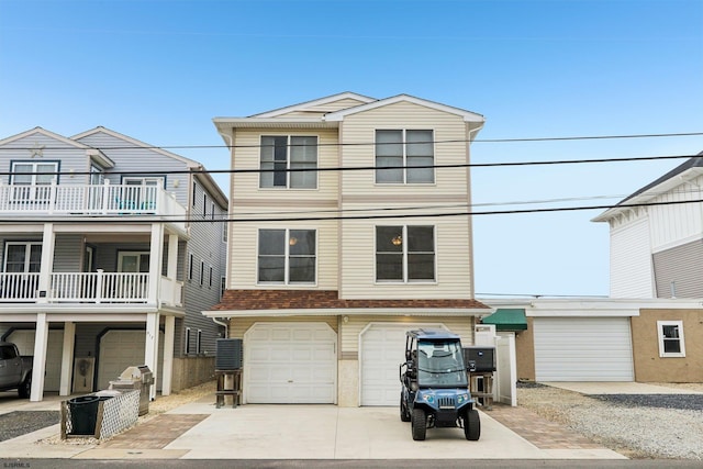 view of front facade with an attached garage and driveway