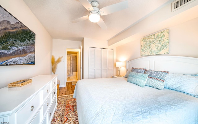 bedroom with visible vents, a ceiling fan, and a closet