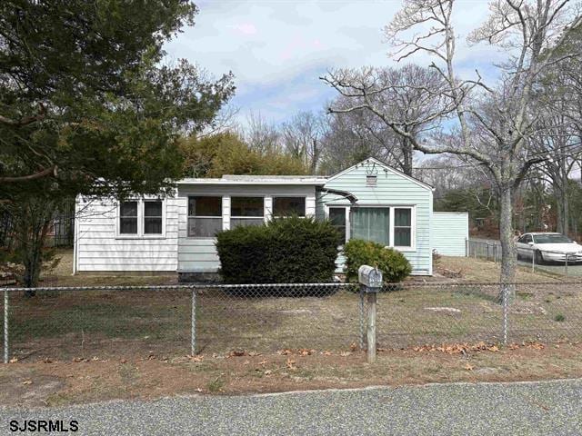 view of front of property featuring a fenced front yard
