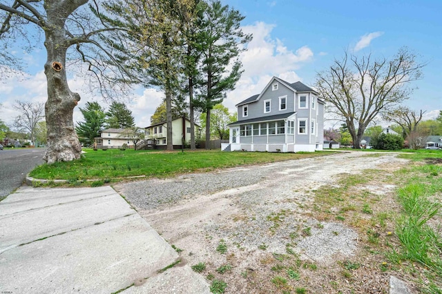 view of front facade featuring driveway and a front yard