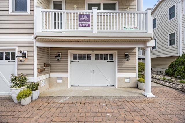 garage featuring decorative driveway