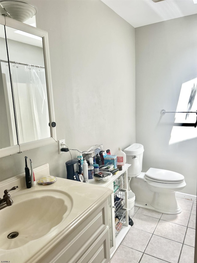 full bathroom featuring tile patterned floors, vanity, toilet, and curtained shower