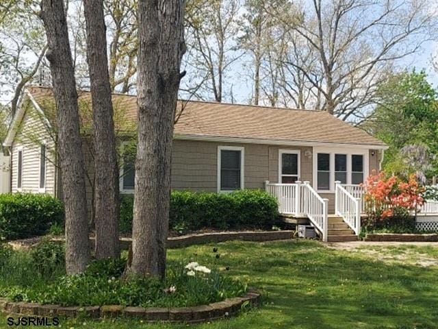 view of front of property featuring a front yard