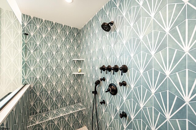 bathroom featuring a tile shower