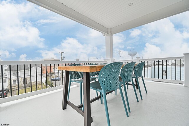 balcony with outdoor dry bar