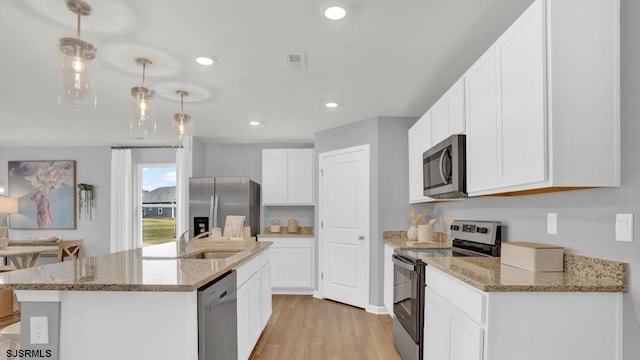 122 Hilton Ct, Egg Harbor Township, NJ 08234 - kitchen featuring appliances with stainless steel finishes, a sink, light wood-style flooring, an island with sink, and white cabinets