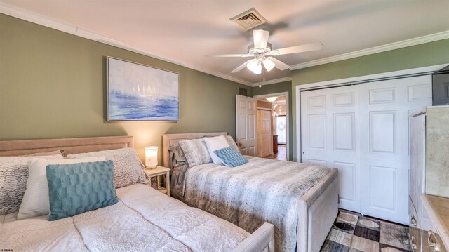 bedroom featuring crown molding, a closet, and a ceiling fan
