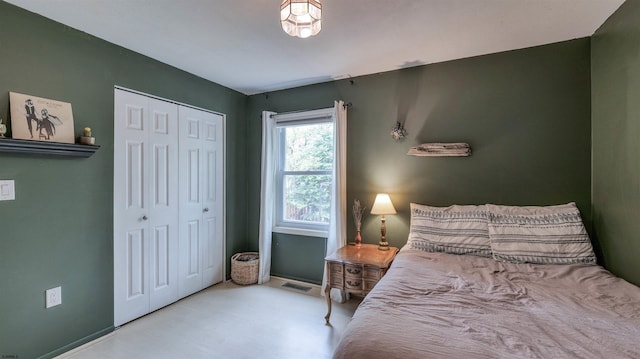 31 English Ln, Egg Harbor Township, NJ 08234 - bedroom featuring baseboards and a closet