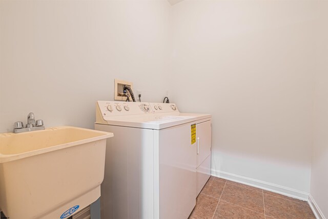 31 Leah Ct, Hammonton, NJ 08037 - clothes washing area with washing machine and dryer, light tile patterned floors, and baseboards