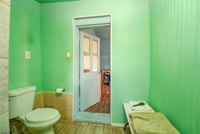 32 N Florida Ave, Atlantic City, NJ 08401 - bathroom featuring wood finished floors and toilet