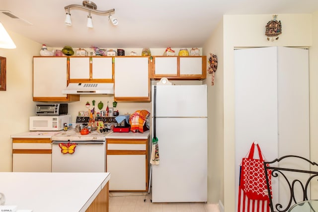 32 Malibu Way Unit 32, Galloway Township, NJ 08205 - kitchen featuring white appliances, under cabinet range hood, and light countertops