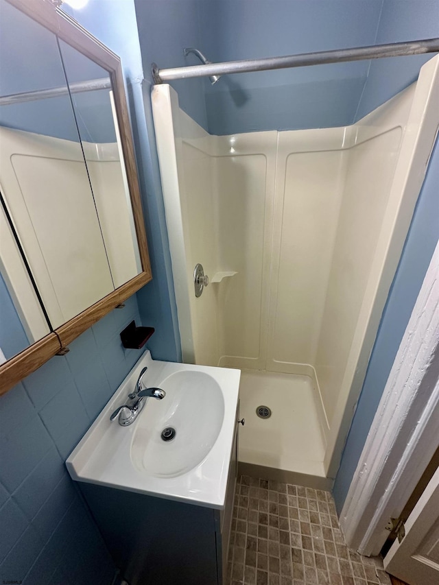 220 Seaside Ave, Atlantic City, NJ 08401 - bathroom with a shower and vanity