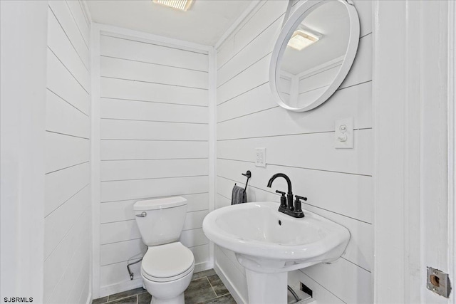 7 N Surrey Ave, Ventnor, NJ 08406 - half bath featuring toilet and a sink