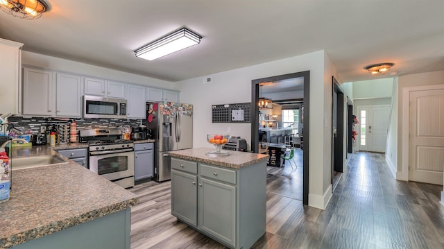 206 Branch Hill Dr, Egg Harbor Township, NJ 08234 - kitchen with appliances with stainless steel finishes, a sink, gray cabinetry, light wood-style floors, and a center island
