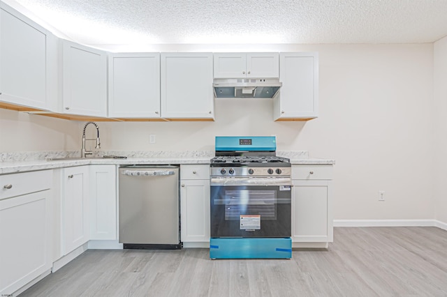 161 Sussex Pl Unit 161, Galloway Township, NJ 08205 - kitchen featuring appliances with stainless steel finishes, under cabinet range hood, a sink, light wood-style flooring, and a textured ceiling