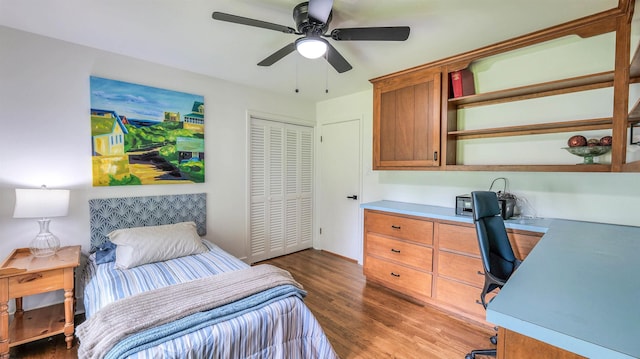 9 Lesley Ln, Northfield, NJ 08225 - bedroom with wood finished floors, a closet, a ceiling fan, and built in desk
