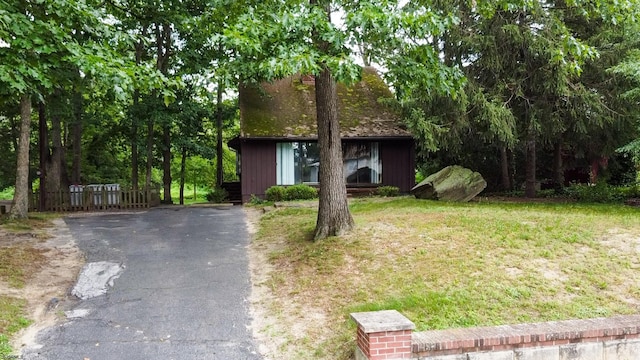 3821 Brookhaven Dr, Vineland, NJ 08361 - view of front facade featuring asphalt driveway and a front yard