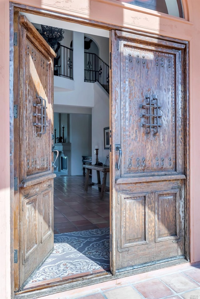 property entrance featuring a balcony