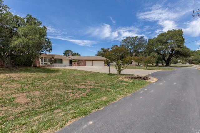 view of front of home featuring a front lawn and a garage