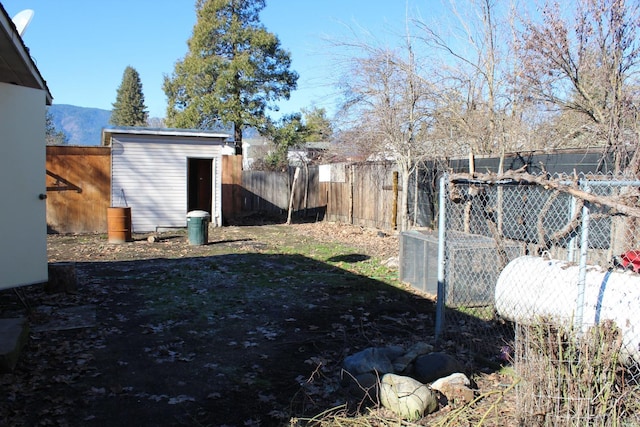 view of yard featuring a mountain view