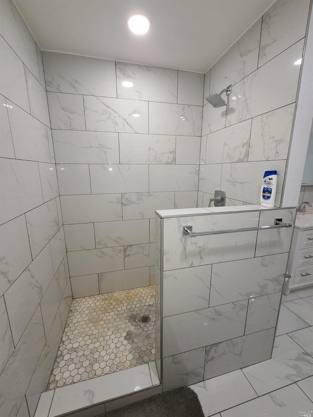 bathroom featuring tiled shower