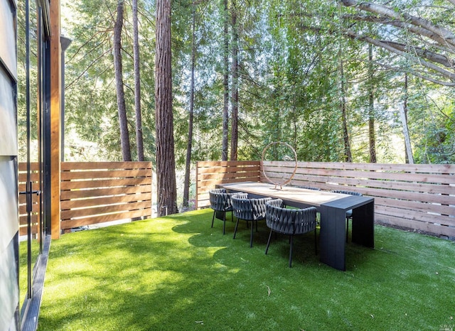 view of yard featuring a jacuzzi