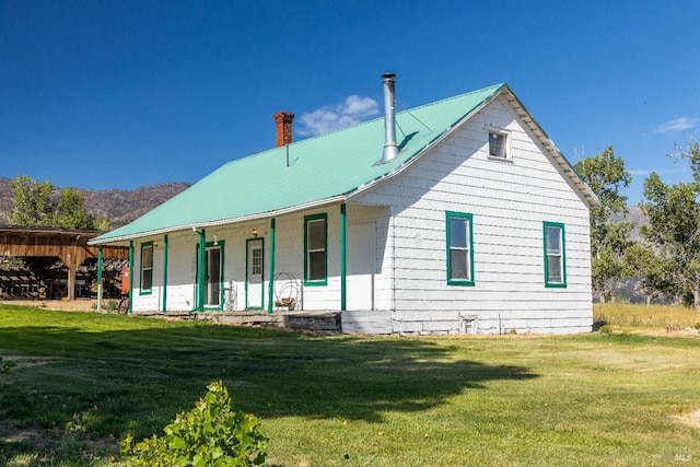 view of front of property featuring a porch and a front yard