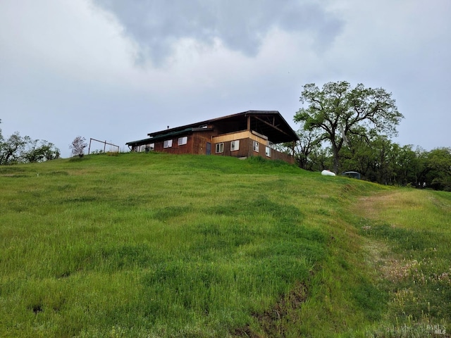 view of yard featuring a rural view