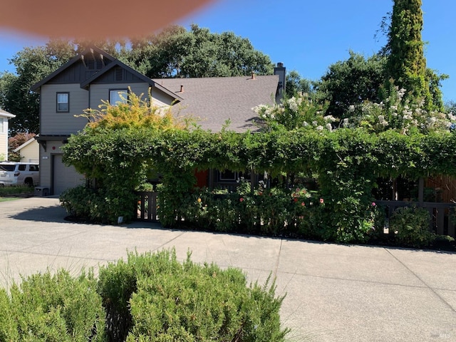 view of front facade featuring a garage