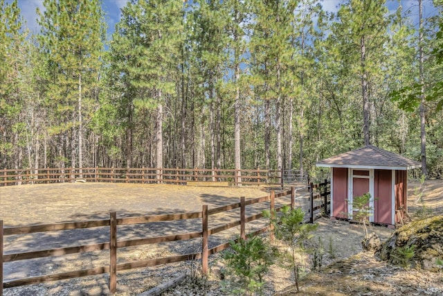 view of yard featuring a storage shed