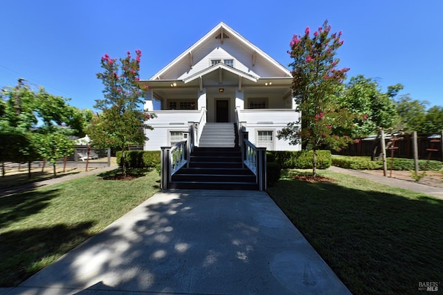 view of front facade featuring a front yard