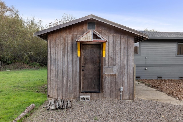 view of shed / structure with a yard