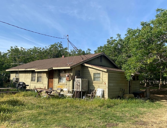 back of house featuring a yard