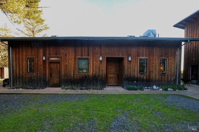 view of front of home with a front yard