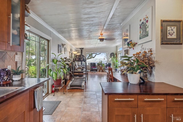 sunroom with lofted ceiling