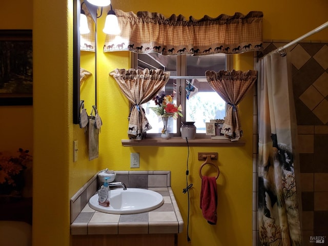 bathroom with a shower with shower curtain and vanity