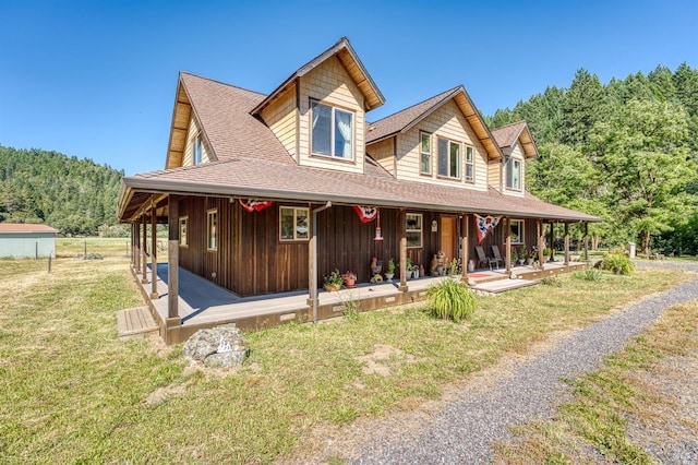 farmhouse featuring a porch and a front lawn