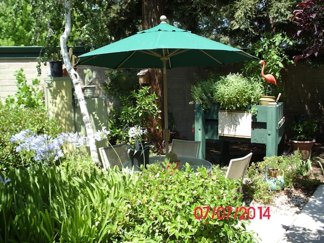 exterior space featuring outdoor dining area