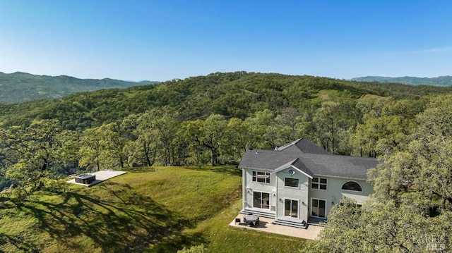 drone / aerial view featuring a mountain view