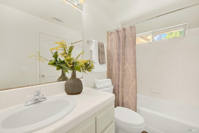 full bathroom with toilet, visible vents, shower / tub combo with curtain, and vanity
