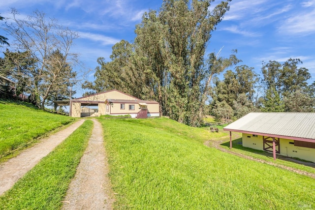 view of yard with driveway