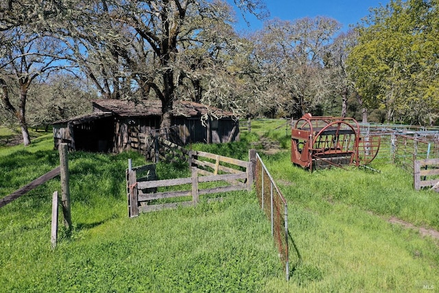 view of yard featuring an outbuilding