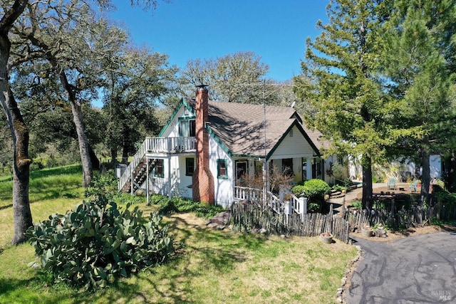 view of front of home featuring a front lawn