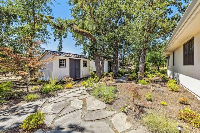 view of yard featuring a shed