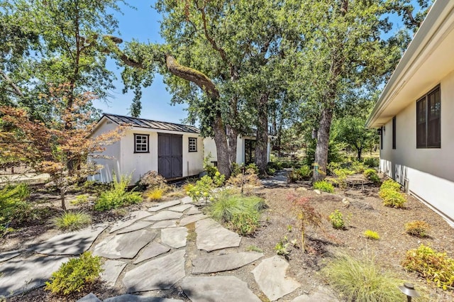 view of yard featuring a shed