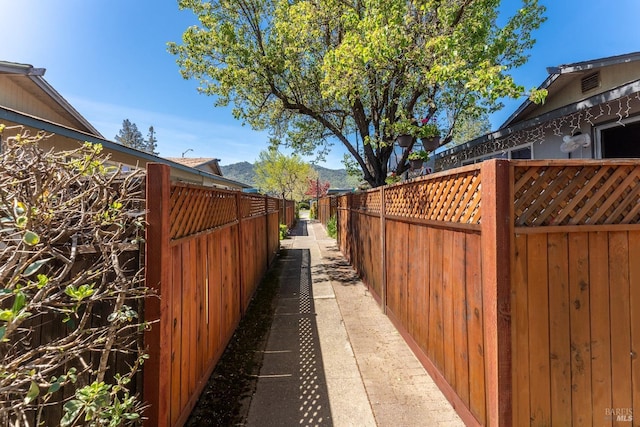 view of yard featuring a mountain view